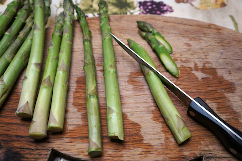 cutting asparagus diagonal