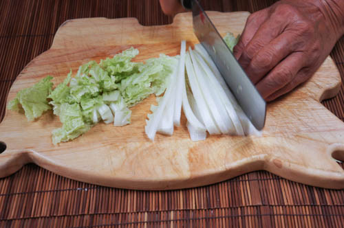 slicing cabbage